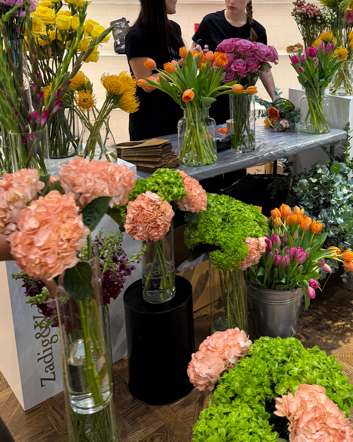 Invitados creando ramos personalizados en un flower bar.